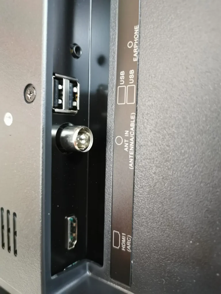 Input Samping Android TV Aqua AQT32K701A