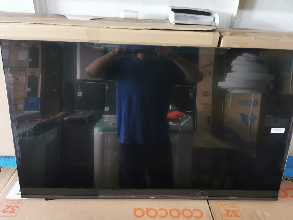 Tampak Depan Android TV TCL 43V5C