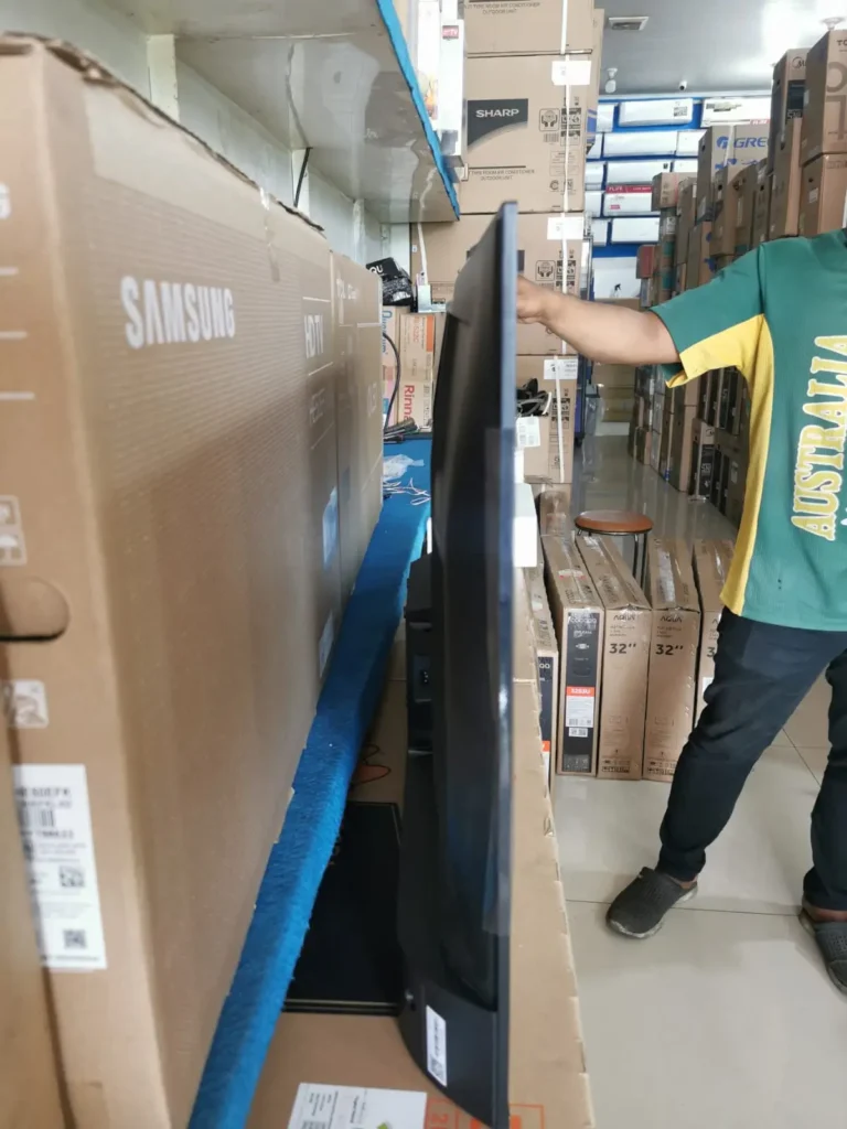 Tampak Samping Android TV TCL 43V5C