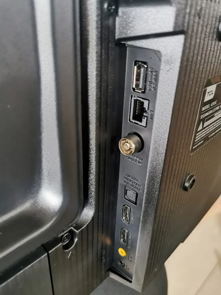 Input / Output Android TV TCL 43V5C